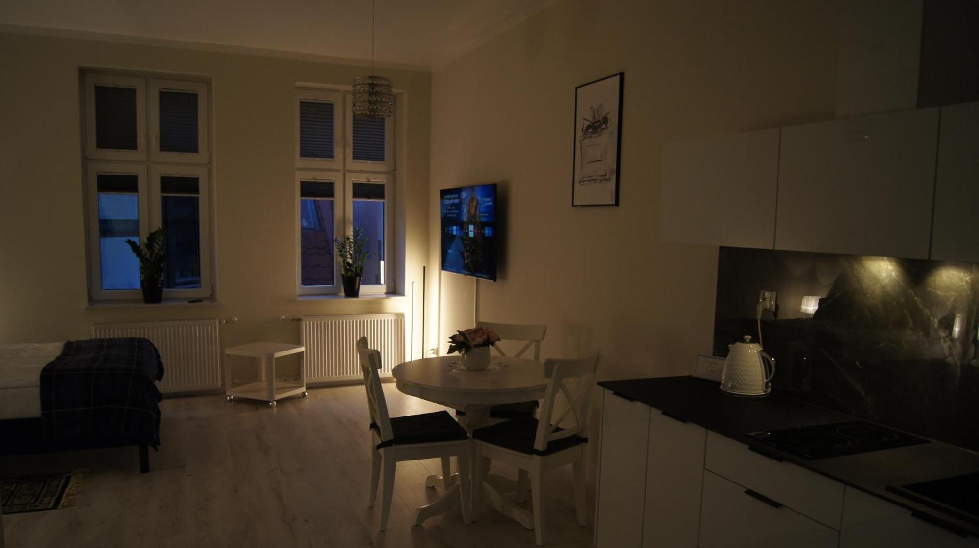 Apartment Street 18 *