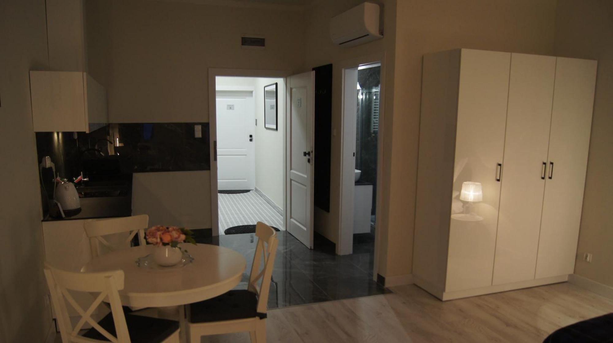 Apartment Street 18